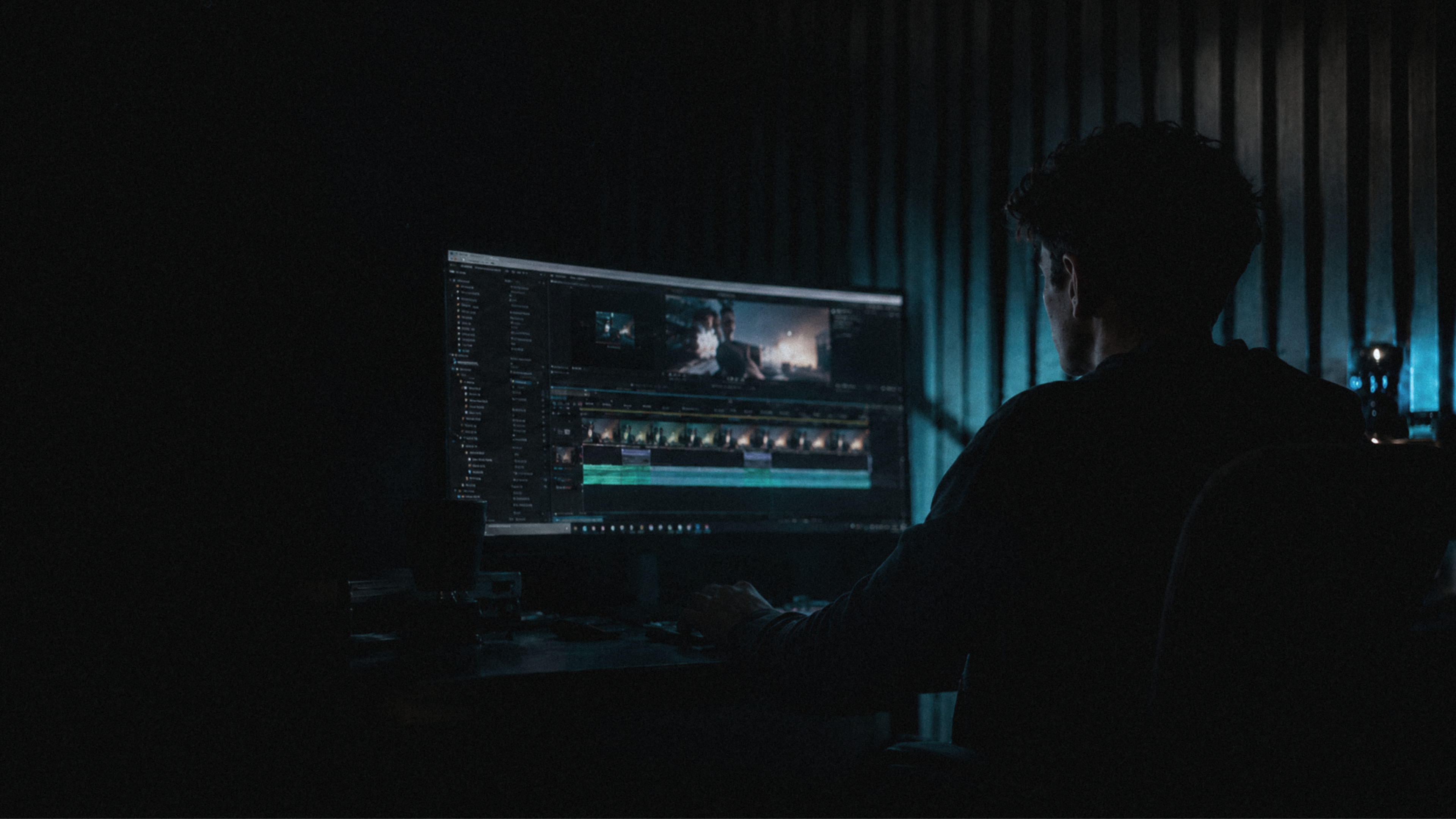 Roberth editando video en su estación de trabajo